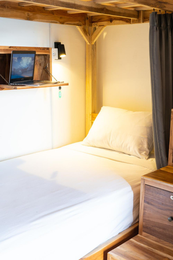 Others 5, Surf & Party - Hostel Somewhere Else, Badung