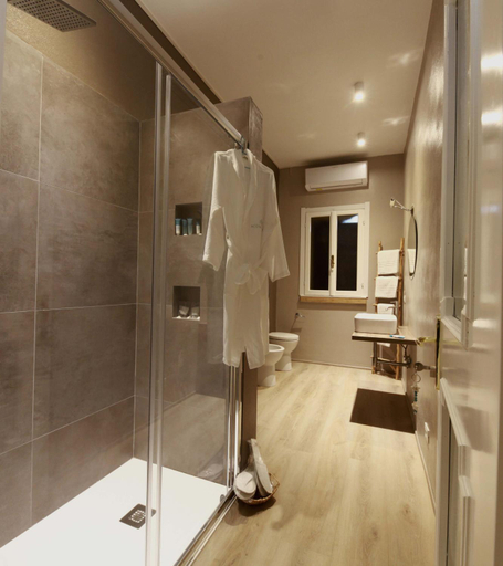 Bathroom, ACQUACHIARA ISEO CENTER BED AND BREAKFAST villa with PARKING inside Foresteria, Brescia