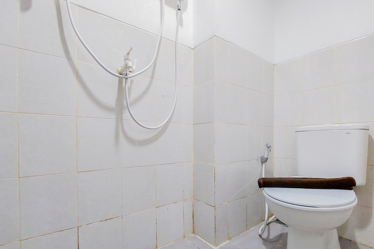 Bedroom 5, Homey and Comfort Living 2BR Urbantown Serpong Apartment By Travelio, South Tangerang