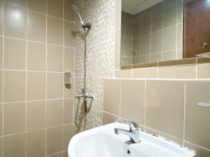 Bathroom 2, Cozy and Enjoy Living Studio Enviro Apartment By Travelio, Cikarang