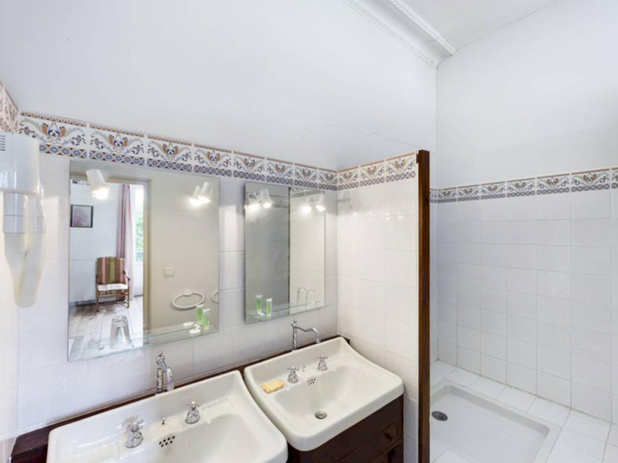 Bathroom 2, Queen's Escape, Lot