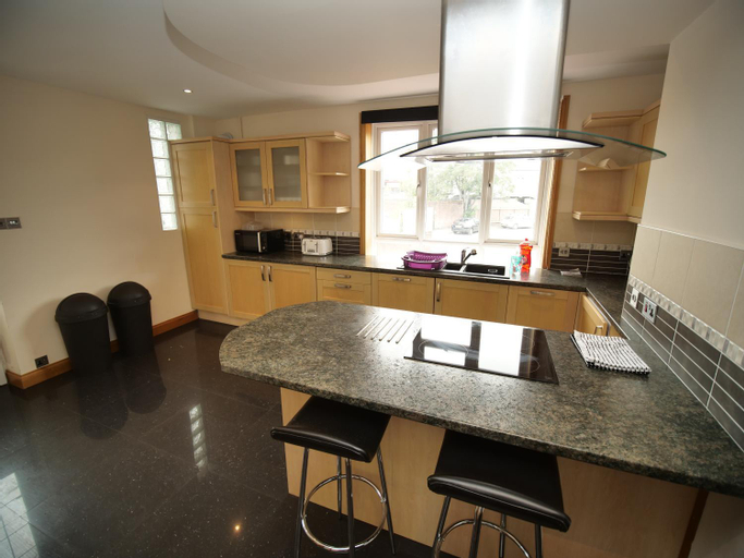 Dining Room 5, Town Centre Apartment Sleeps 9, Bournemouth