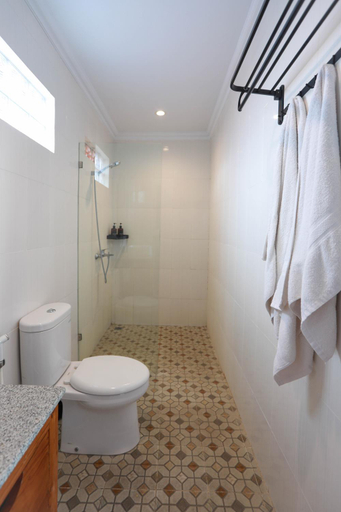 Bathroom 2, Surf & Party - Hostel Somewhere Else, Badung