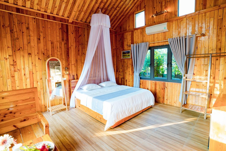 Bedroom 4, Wooden Bungalow lake view include breakfast, Gia Viễn