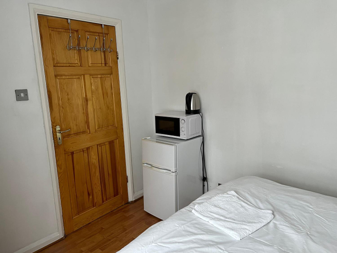 Others 4, Large Double Bedroom with free on site parking max car length 5 metres, London