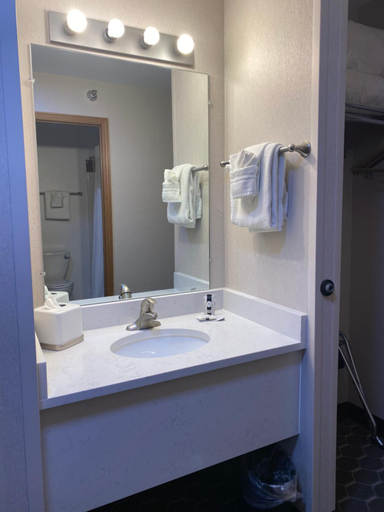 Bathroom, Dillon Inn, Summit