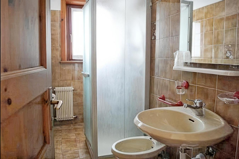 Bathroom 4, Hotel Aquila, Sondrio