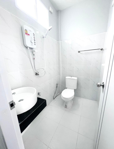 Bathroom 3, BM Beach Resort, Langu