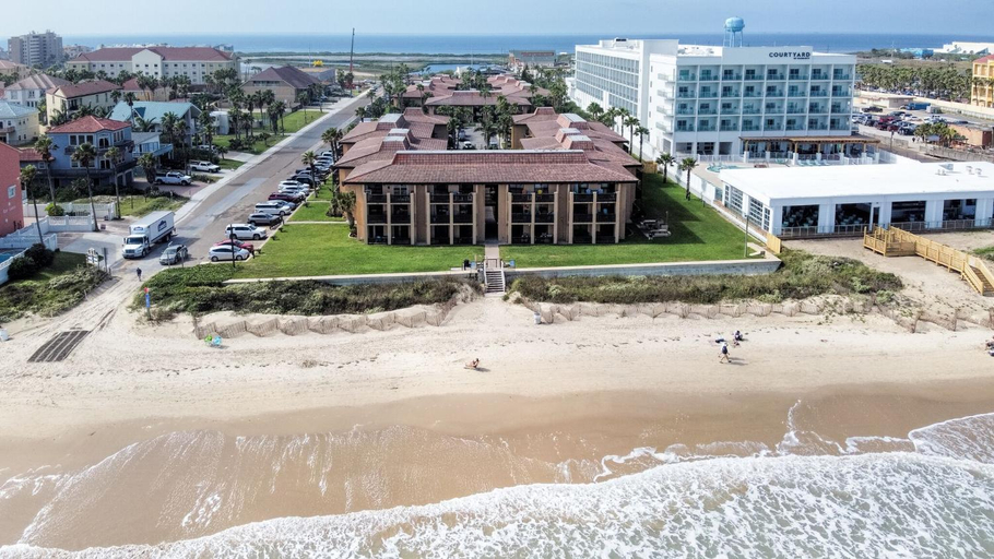 Exterior & Views, Tiki 121, Cameron