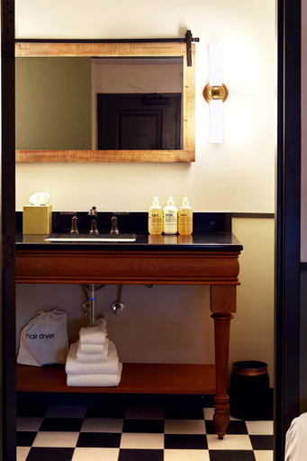 Bathroom 4, Berkshires Untold, Berkshire