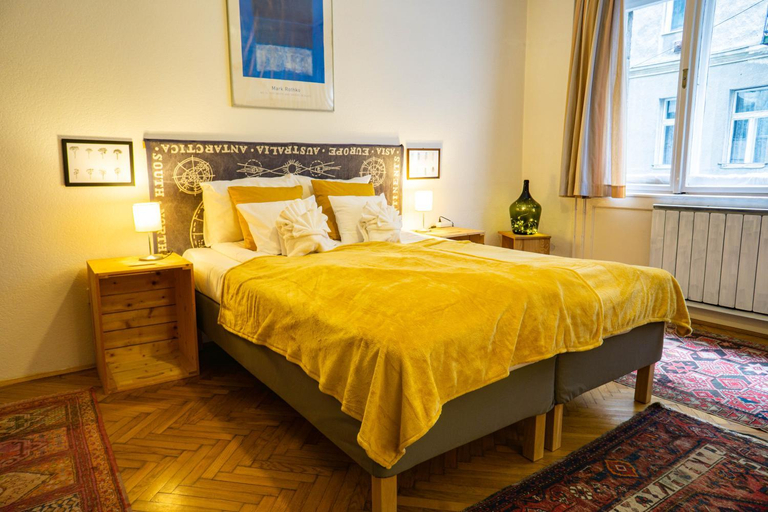 Bedroom, Bond & Sue, Budapesti