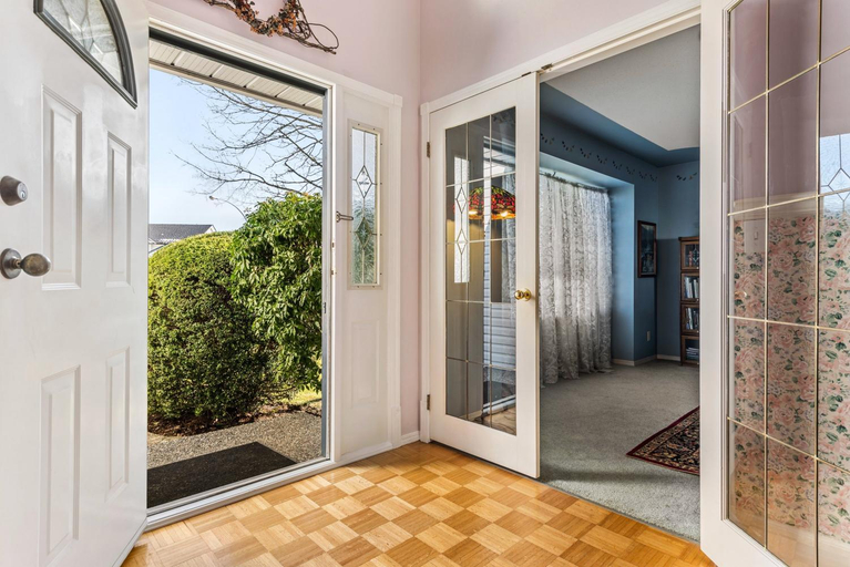 Others 4, The Charming Hideaway-2 Beds-3 people In Hide-out Private Hidden Bedroom, Fraser Valley