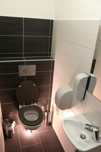 Bathroom 2, Hostel Tivoli, Ljubljana