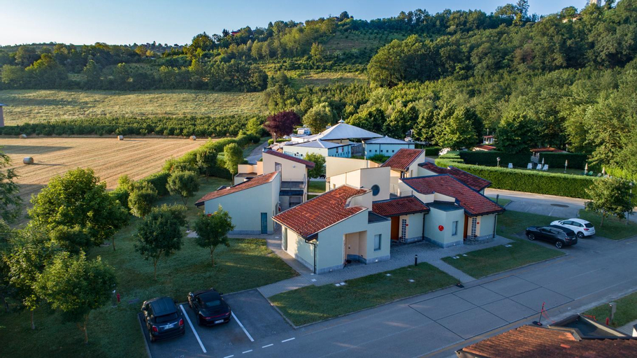 Exterior 3