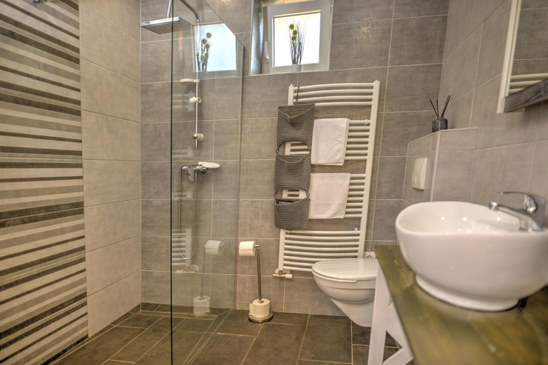 Bathroom 3, Adamko Borkert Haz, Siklósi
