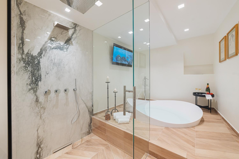 Bathroom 2, Naxi Suites, Messina