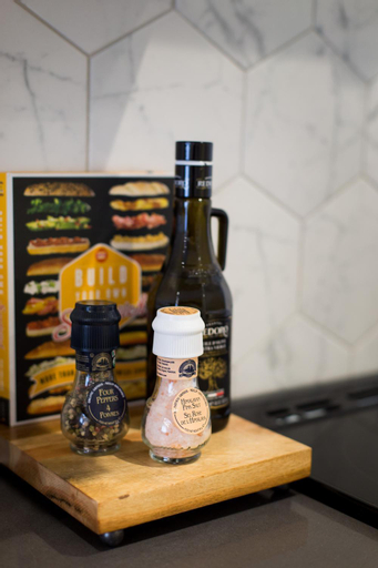 Food & Drinks, Blue Tropics Studio in Little Italy with kitchen by Den Stays, Montréal