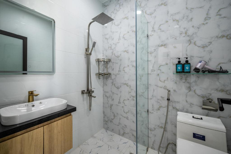 Bathroom 5, COZRUM HOMES - SELINA RESIDENCE, Bình Thạnh