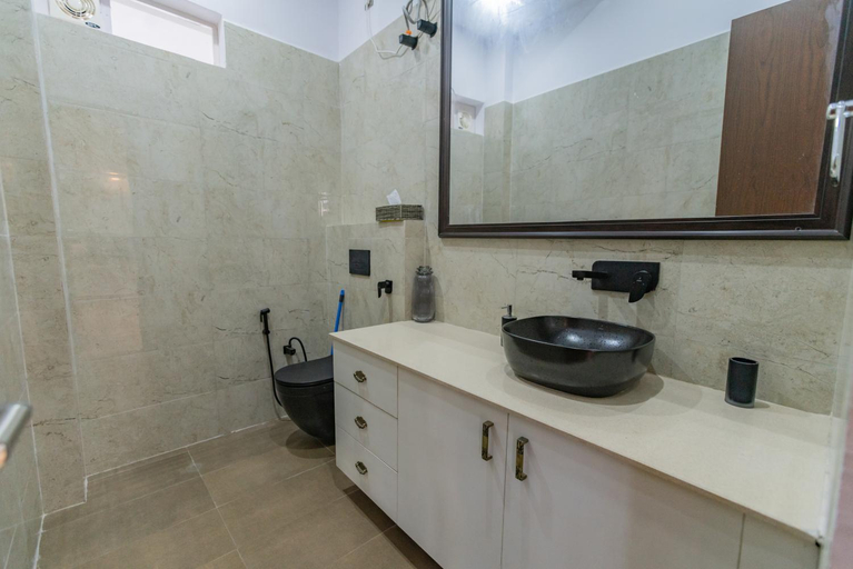 Bathroom 2, SaffronStays Polaris, Dehradun - pet-friendly Swedish home amidst nature, Dehradun