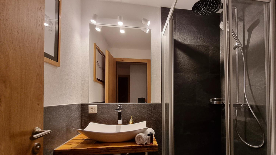 Bathroom 2, Mattertal Lodge, Visp