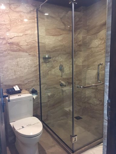Bathroom 4, Fort WindShire, Nuwara Eliya