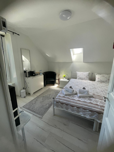 Bedroom 2, La Maison Bleue a 2 pas du Lac du Neuchatel, Neuchâtel