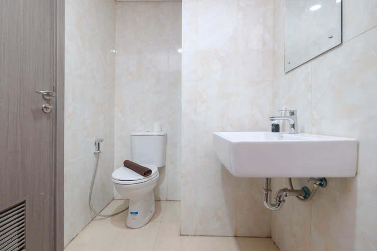 Bathroom 5, Cozy Stay Studio Room Tamansari Bintaro Mansion Apartment By Travelio, Tangerang Selatan