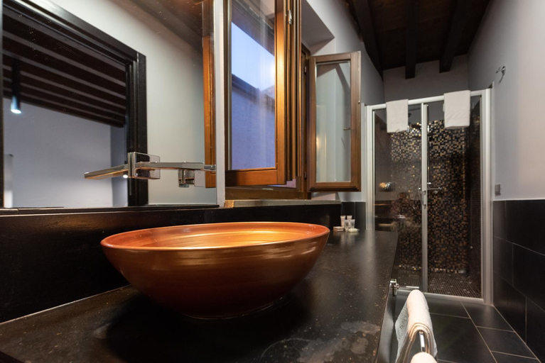 Bathroom 4, Gratteri Resort, Palermo