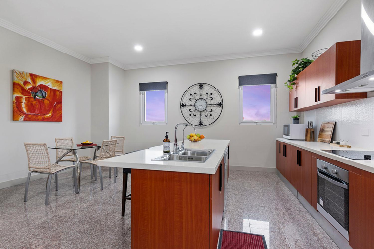 Others 5, Modern 5 Bdrm House near Melb Airport, Sleep 10 , Hume - Sunbury
