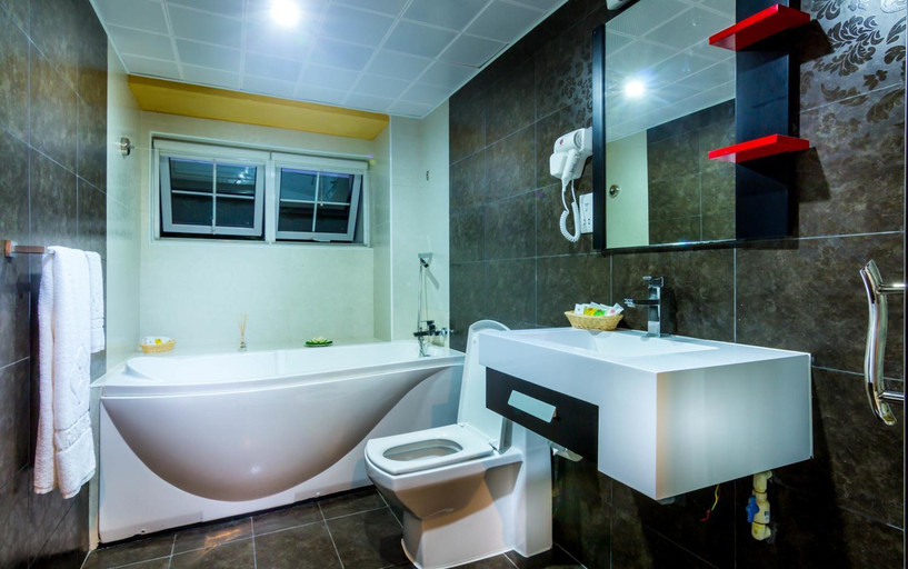 Bathroom 5, Clarence House, Dagoretti North
