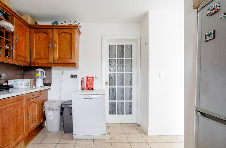 Others 3, Heathrow Garden Lodge - Free Parking - Netflix - Prime - Coffee - WiFi, London