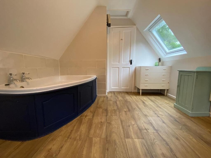 Bathroom, Watermill Cottages, Devon