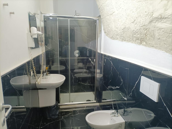 Others 5, Newhouse Rooms BLACK & WHITE, Bari