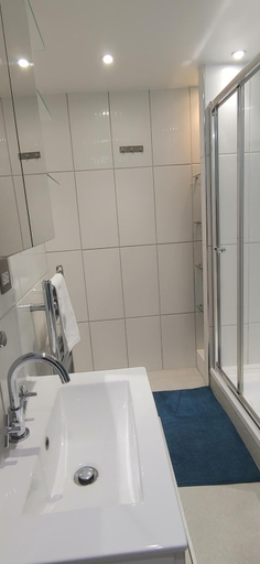 Others 4, Comfortable Room With Ensuite, London