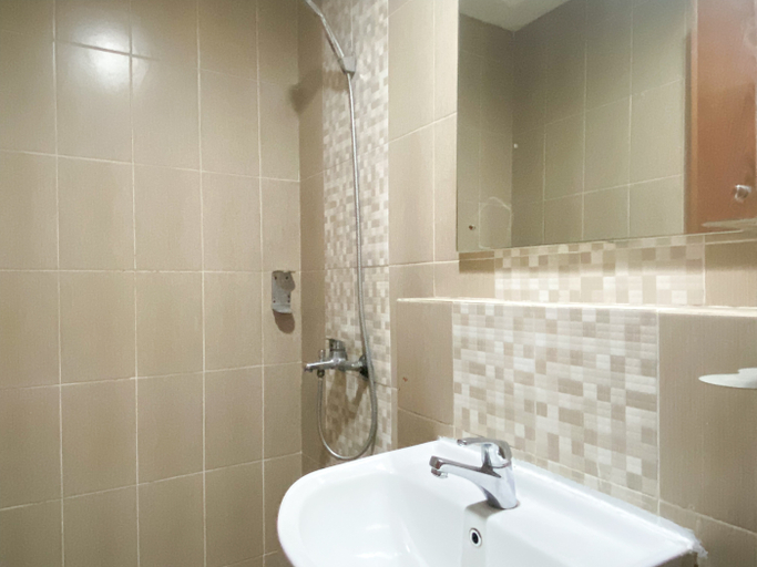 Bathroom 5, Comfort Living Studio at Enviro Apartment By Travelio, Cikarang