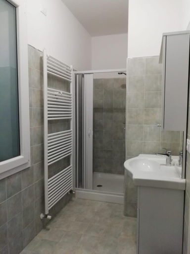 Bathroom 4, Le mille e una notte, Ferrara