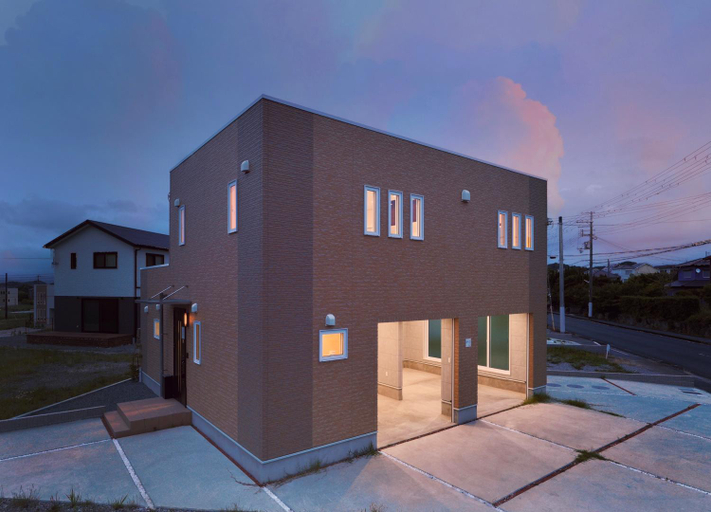Exterior & Views