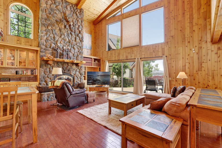 4, Lakefront Village Castle- Foosball- Boat Dock-, San Bernardino