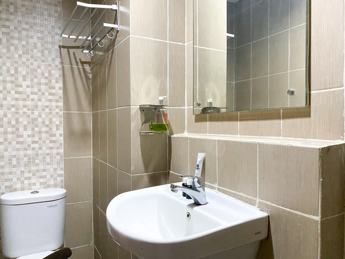 Bathroom 5, Minimalist Studio at Enviro Apartment By Travelio, Cikarang