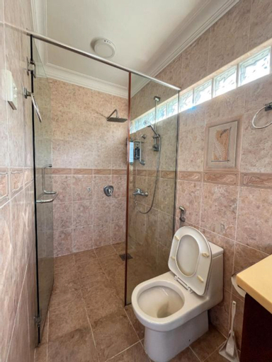Bathroom 10