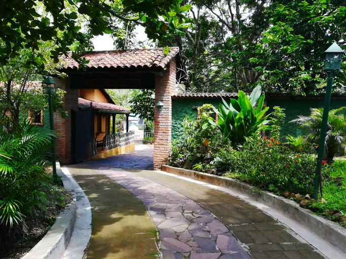 Exterior & Views
