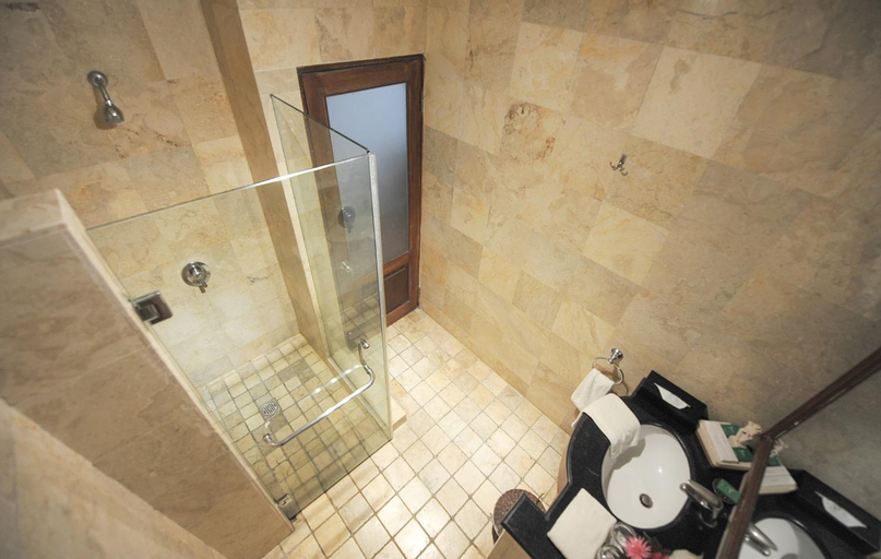 Bathroom 10
