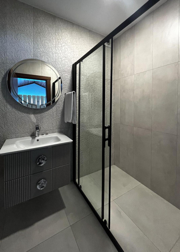 Bathroom 3, Masklavi, Kestel