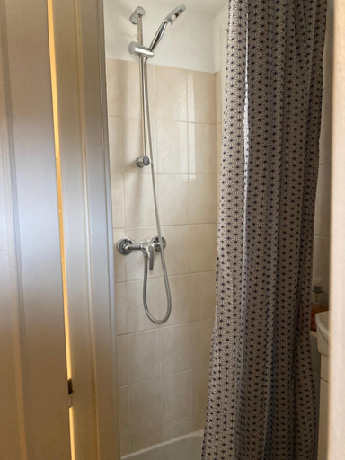 Shower, Une chambre chez nous, a 12 minutes de Paris, Hauts-de-Seine