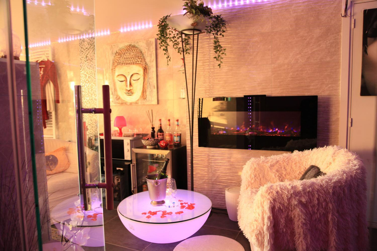 Others 2, Spa de la Lune - Private love room suite with terrace and view - Air Conditioned- Double jacuzzi - S, Seine-Saint-Denis