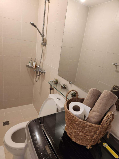 Bathroom 5, Azure North, San Fernando City