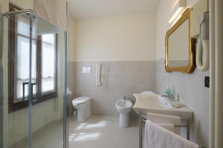 Bathroom 3, Hotel Ristorante Alla Vittoria, Mantua