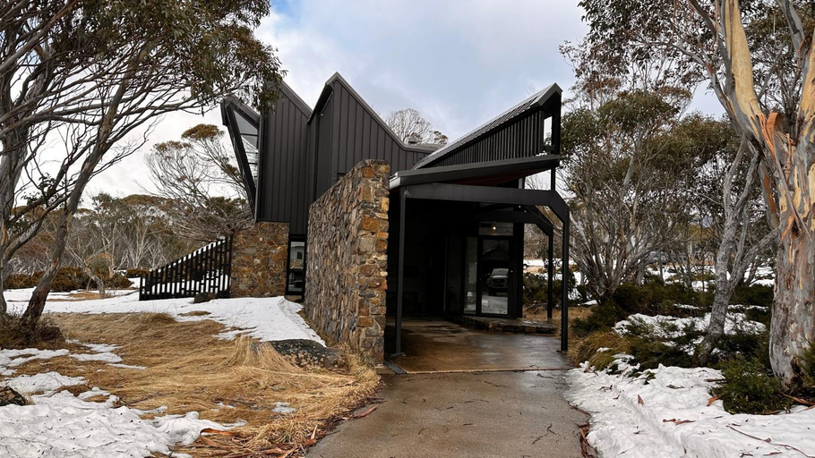 Exterior view 2, Under the Moonlight, Alpine - East