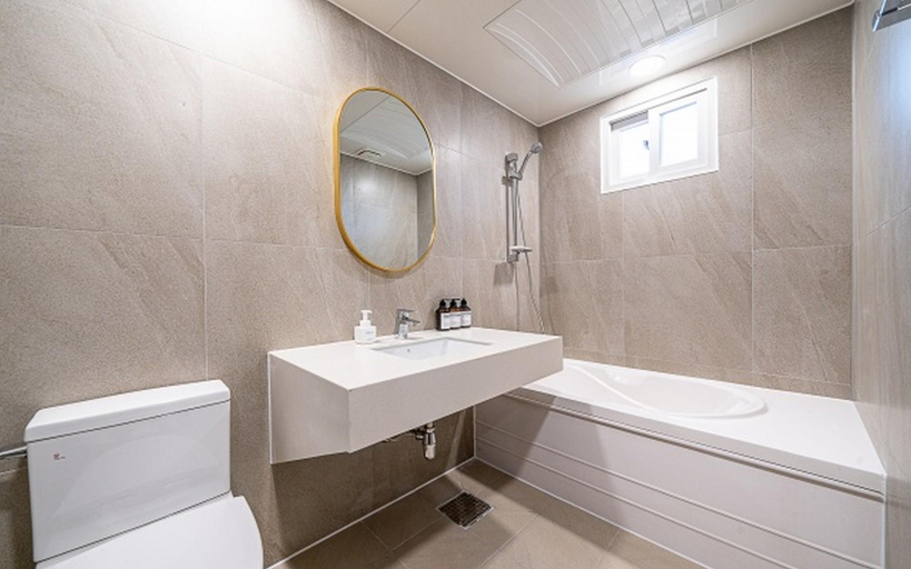 Bathroom 5, No. 25 Ulsan Beonyoungro, Jung
