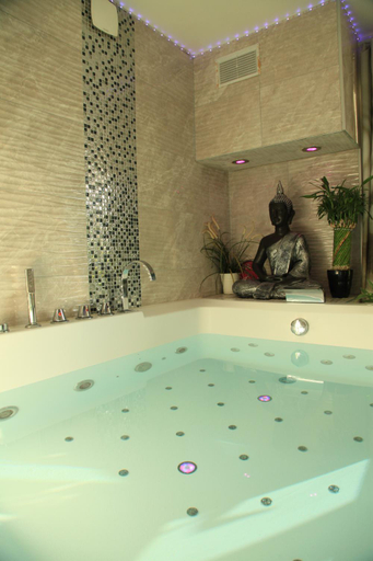 Others 3, Spa de la Lune - Private love room suite with terrace and view - Air Conditioned- Double jacuzzi - S, Seine-Saint-Denis